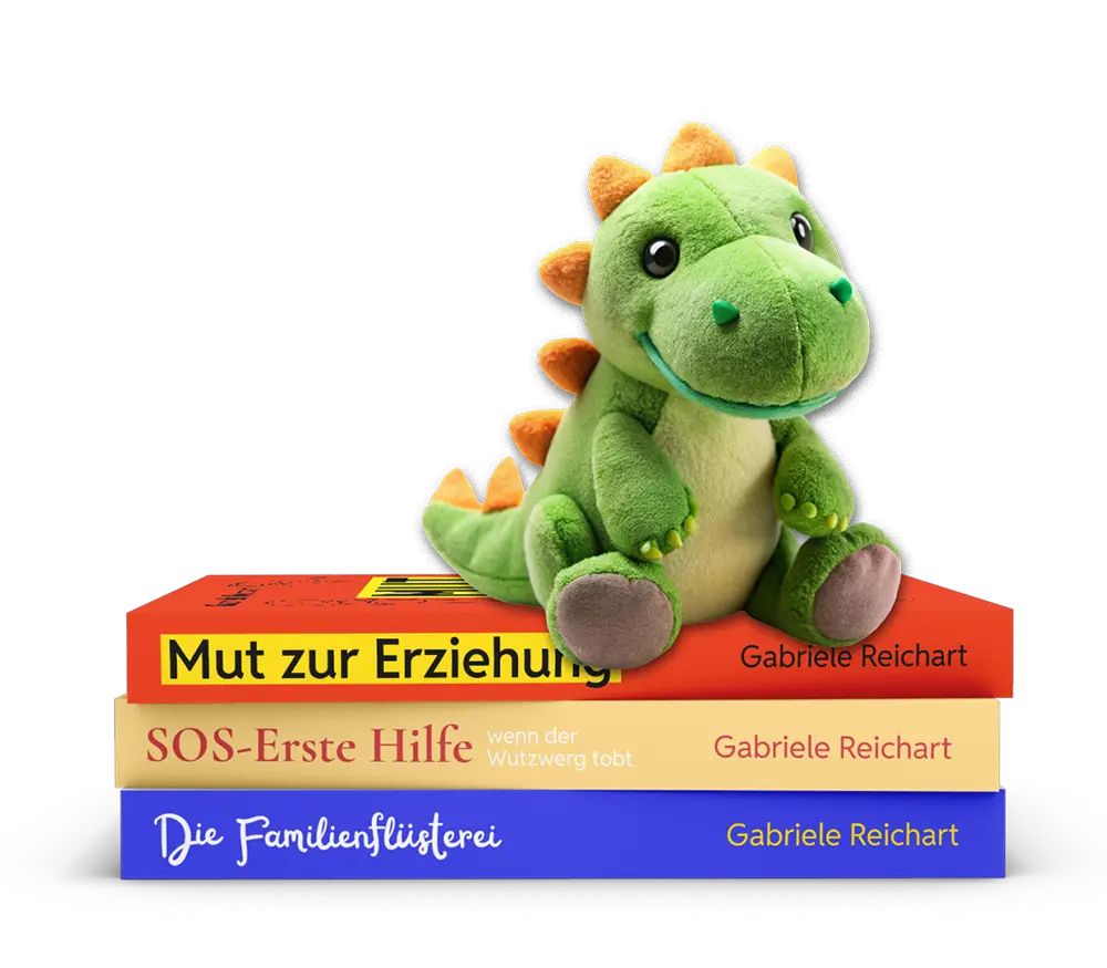 Ein Plüschdino sitzt auf den Büchern "Mut zur Erziehung", "SOS - Erste Hilfe" und "Die Familienflüsterei" von Gabriele Reichart von Die Eltern Akademie.