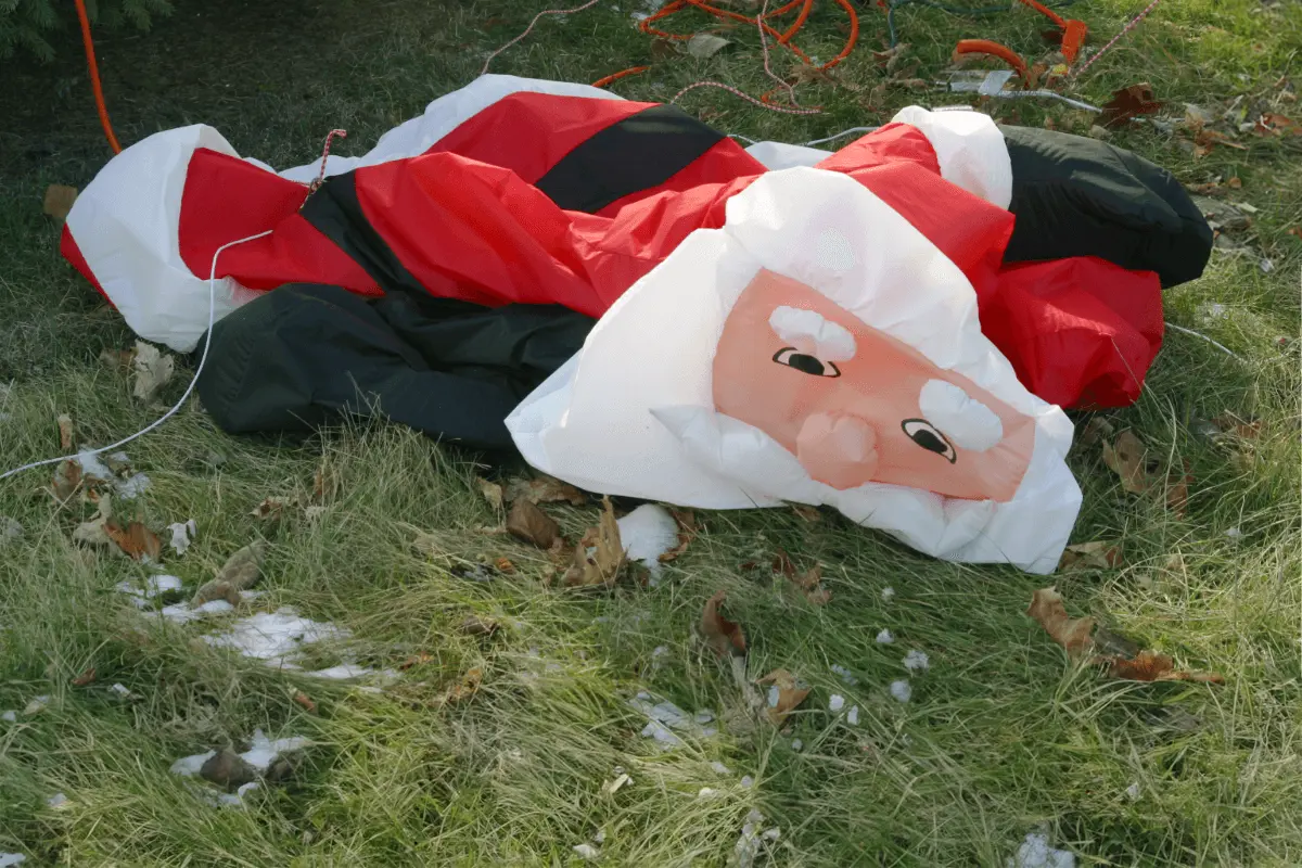 Weihnachten im Oktober? Der Weihnachtsmann ist platt auf der Wiese