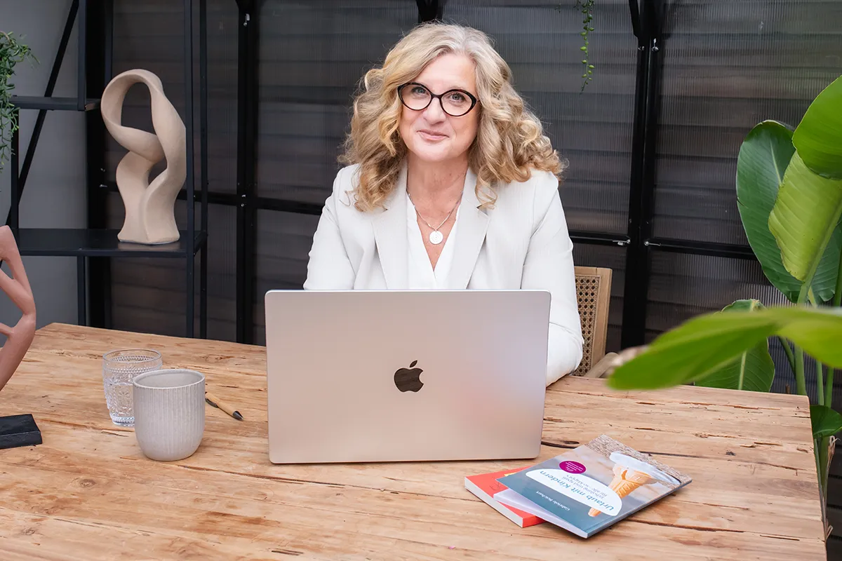 Gabriele Reichart, Interviewpartnerin, Speakerin und Expertin für liebevolle Erziehung, sitzt hinter ihrem Laptop.