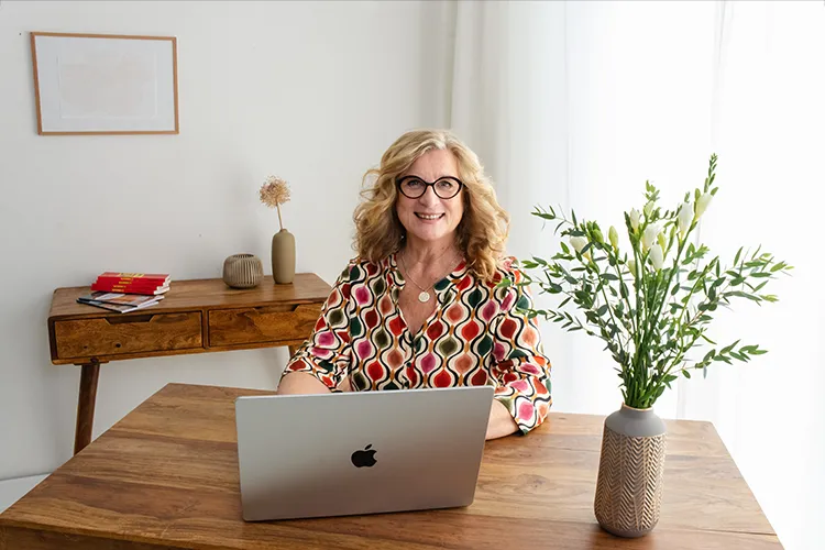 Gabriele Reichart sitzt hinter ihrem Laptop und beantwortet beim Live-Call in der Elternsprechstunde alle Fragen wie „Was mache ich, wenn mein Kind …?"